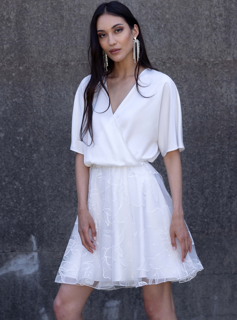 Kurzes Standesamtkleid mit Satin Brautbluse und kurzem Tüllrock mit floralen Details