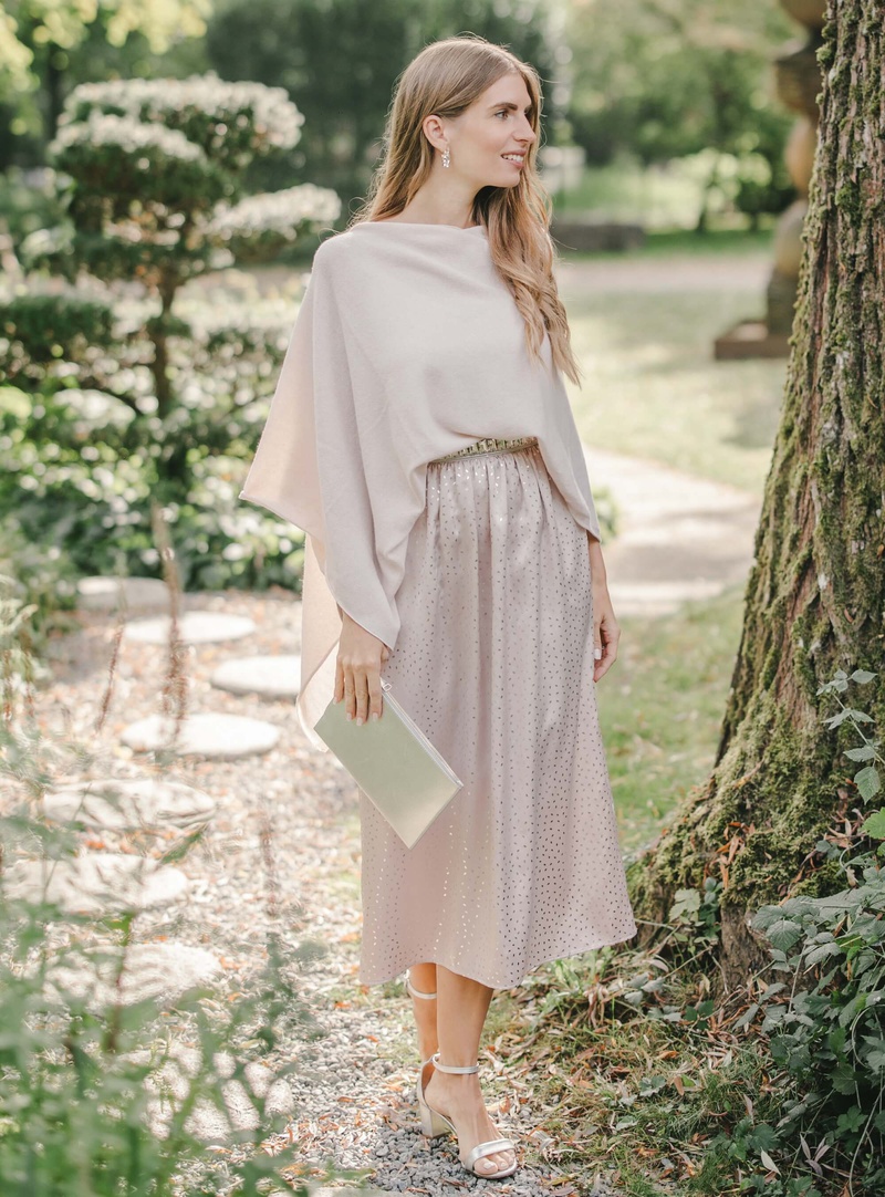 Modernes Brautjungfernkleid mit wadenlangem Satinrock und angenehmen Poncho