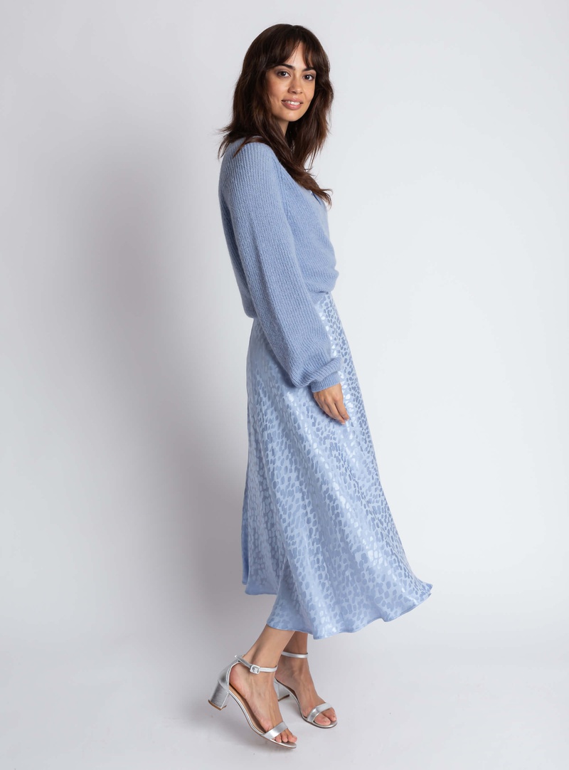 Hellblaues Brautjungfernkleid mit Satin Leo Print, rundhals Oberteil OLIVIA mit wadenlangem Satinrock LIZZY