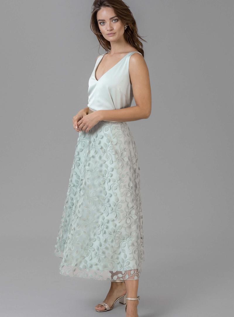 Brautjungfernkleid in salbeigrün mit wadenlangem 3D-Tüllrock SARA und V-Ausschnitt Satin Top ALEXA