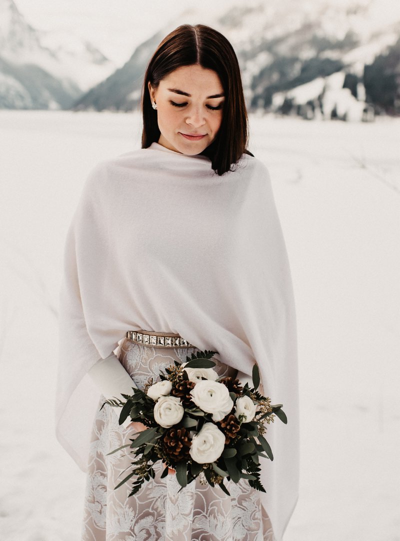 Winterhochzeit Brautkleid mit Strickoberteil