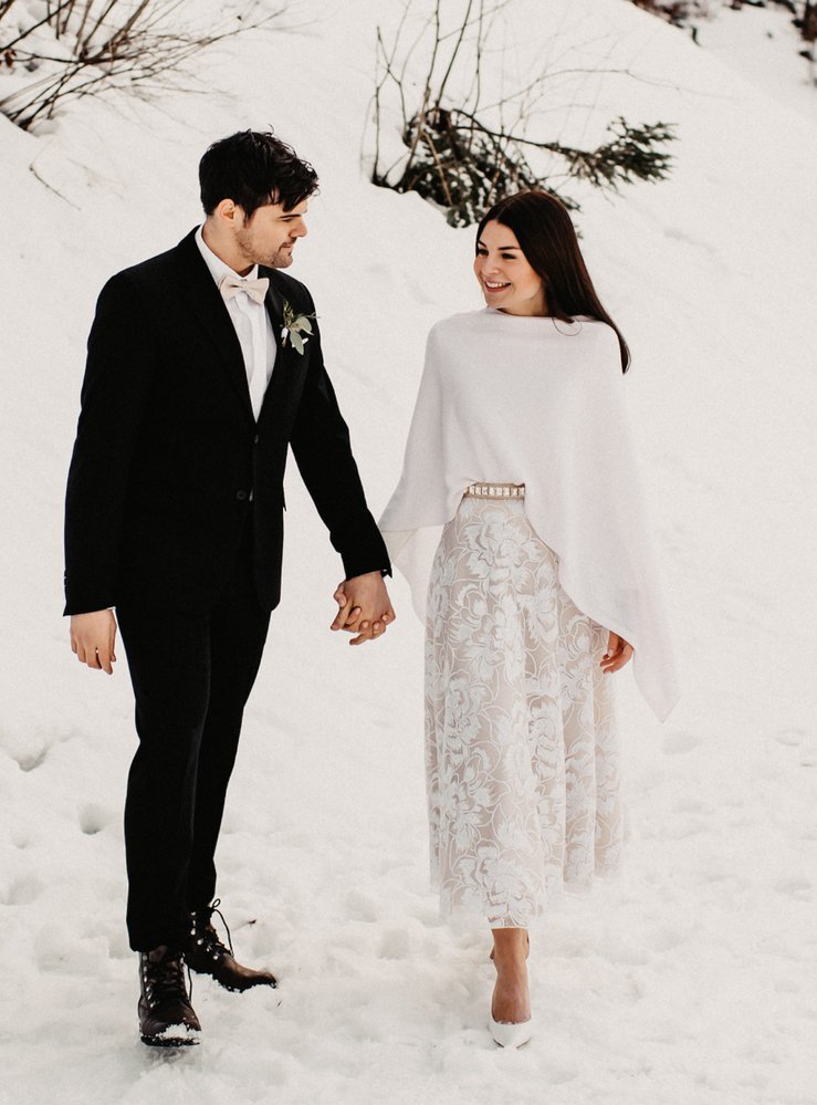 Winterhochzeit Brautkleid mit Strickoberteil und wadenlanger Rock