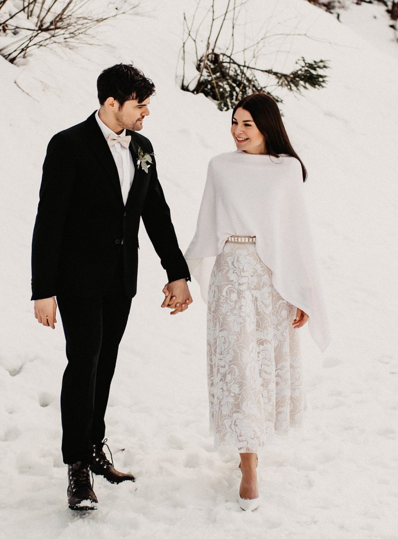 Winterhochzeit Brautkleid mit Strickoberteil und wadenlanger Rock