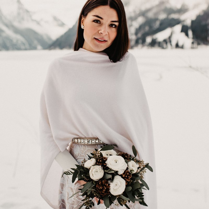 Winterhochzeit Brautkleid Strickponcho weiss