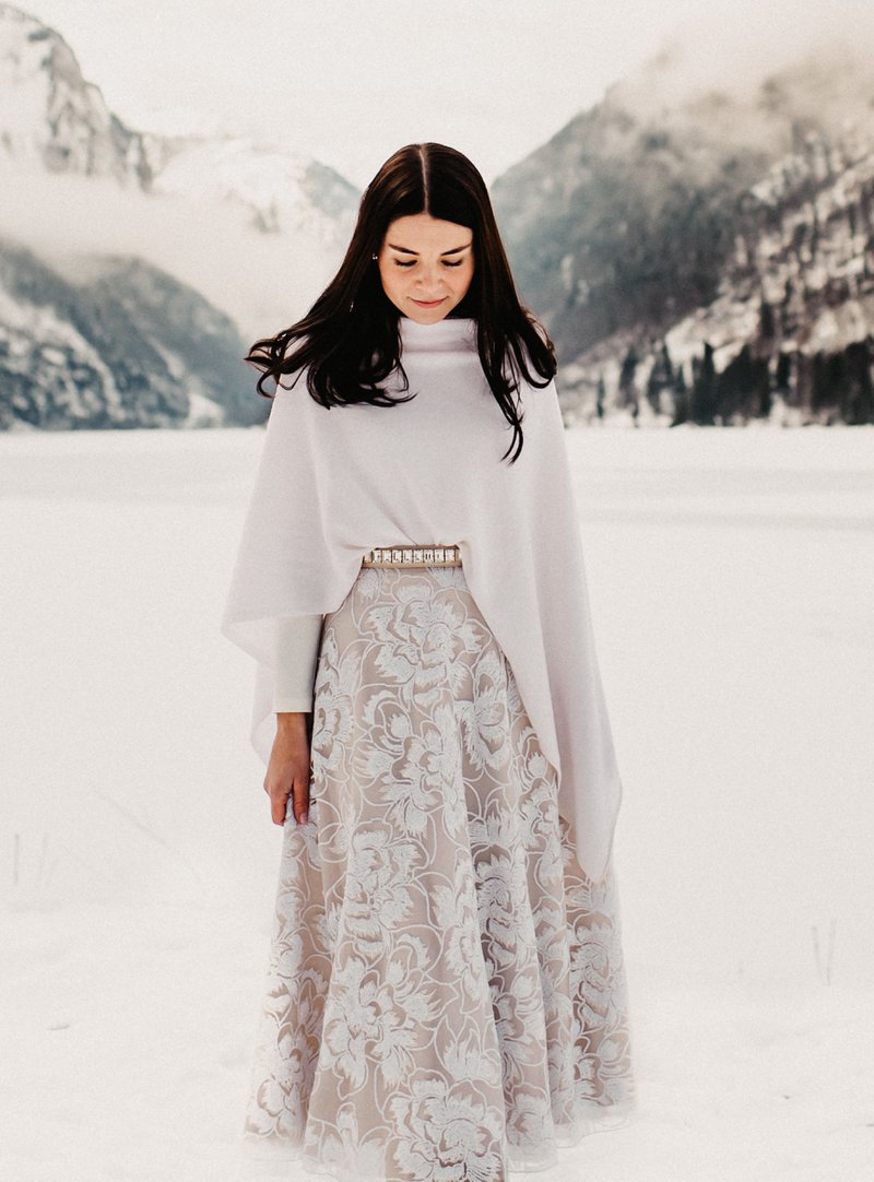 Winterhochzeit Brautkleid Strickponcho und Blumenrock