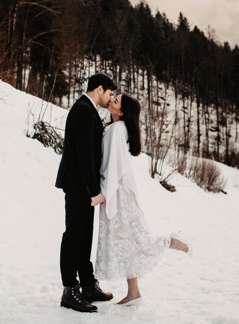 Winterhochzeit Brautkleid mit Strickoberteil und wadenlanger Rock