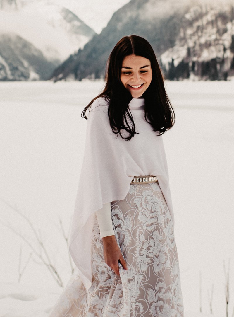 Winterhochzeit Brautkleid poncho und Blumenrock
