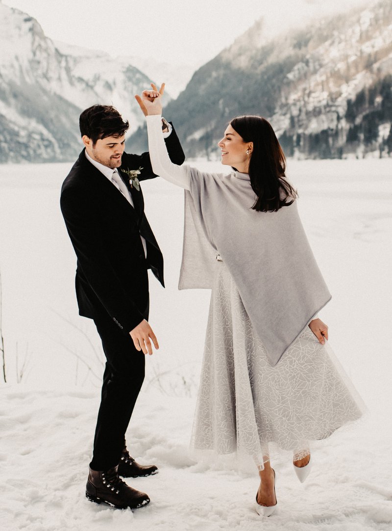 Winterhochzeit Brautkleid Glitzerrock silber