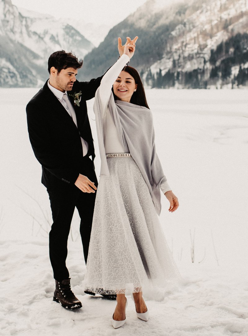 Winterhochzeit Brautkleid Glitzerrock silber