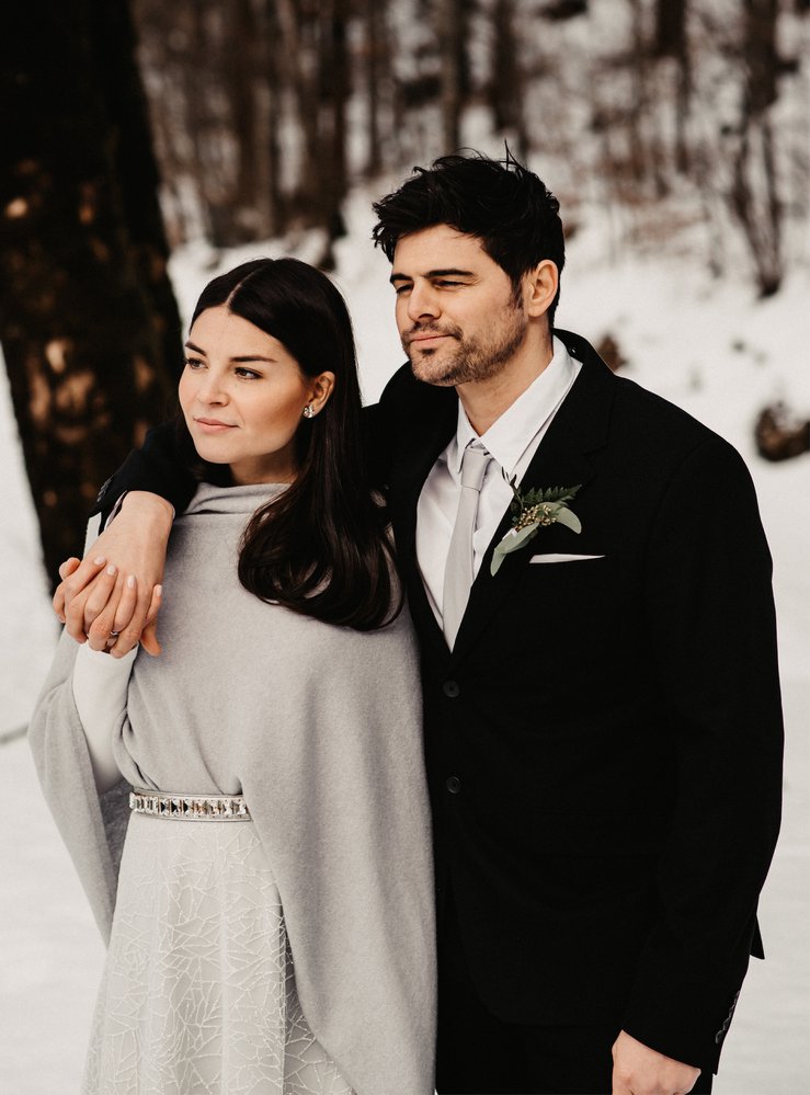 Winterhochzeit Brautkleid Glitzerock silber