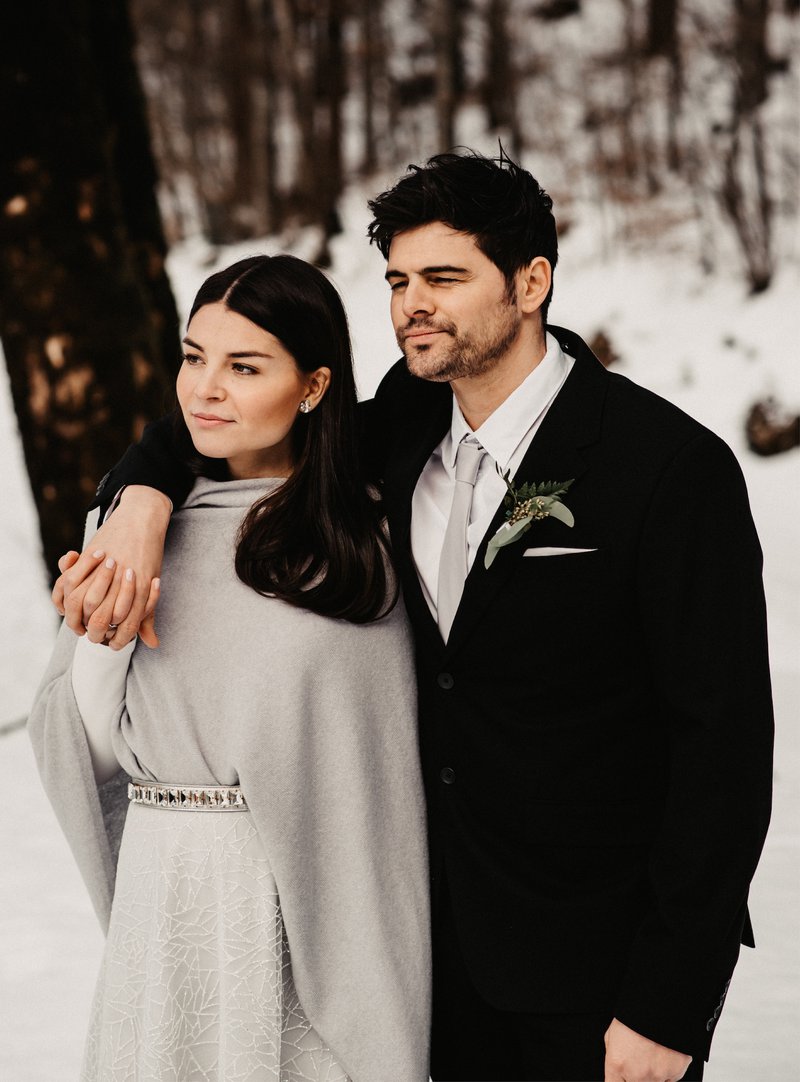Winterhochzeit Brautkleid Glitzerock silber