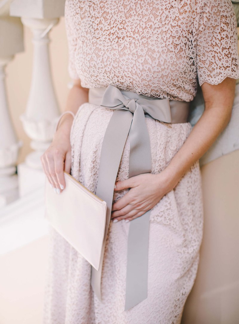 Standesamtkleid für Schwangere aus rosa Spitze
