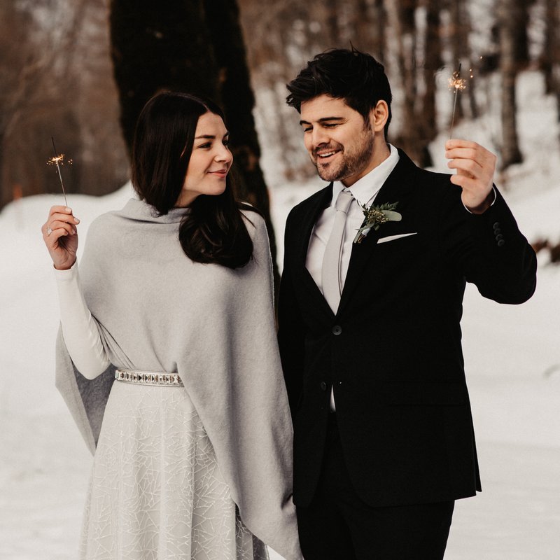 Winterhochzeit Brautkleid glitzerrock grau Tüll