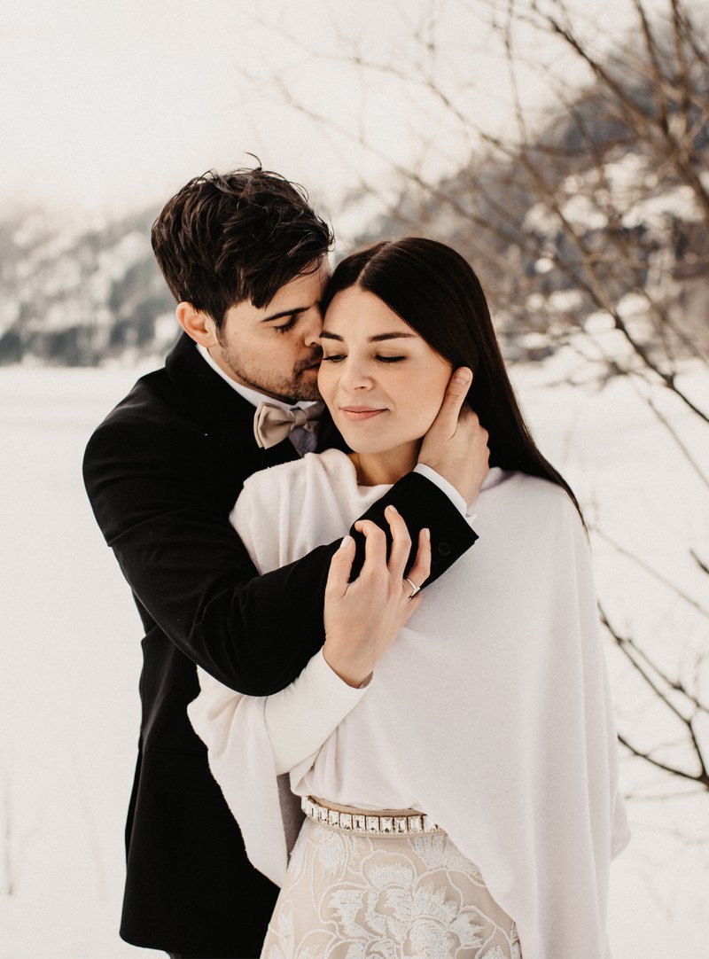 Winterhochzeit Brautkleid mit Strickoberteil und wadenlanger Rock