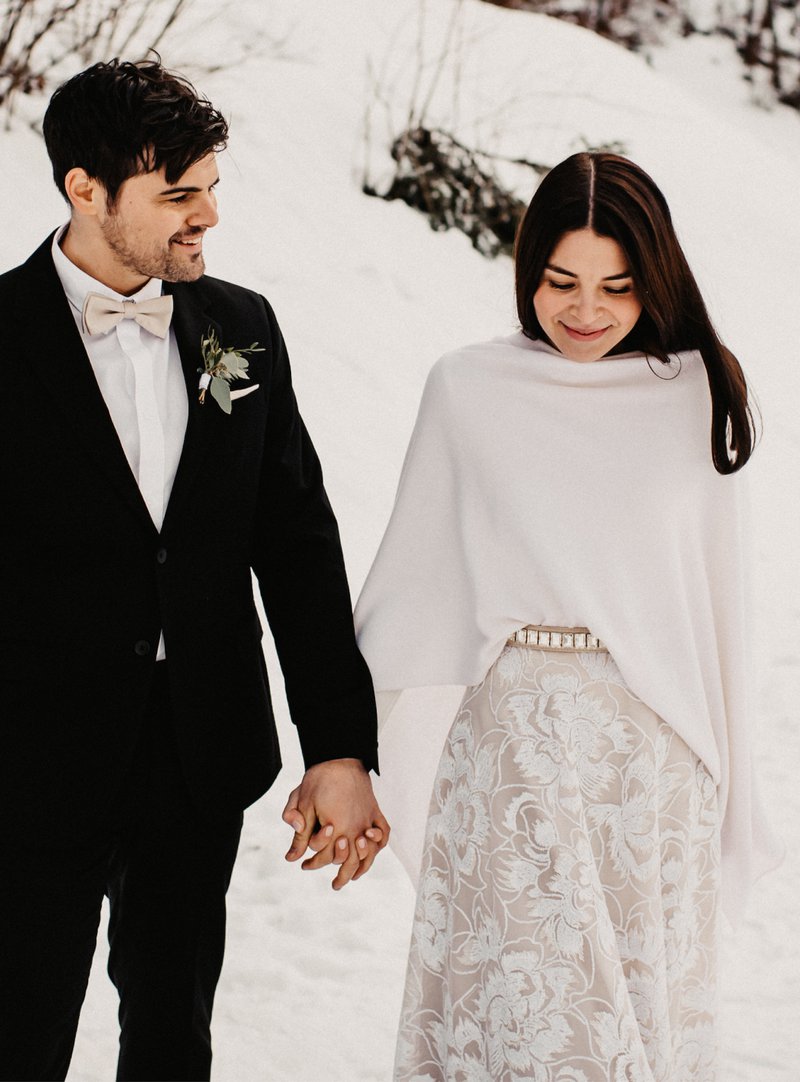 Winterhochzeit Brautkleid mit Strickoberteil und wadenlanger Rock