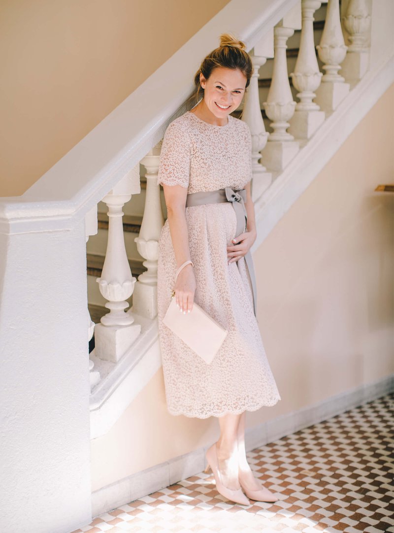 Standesamtkleid für Schwangere aus rosa Spitze