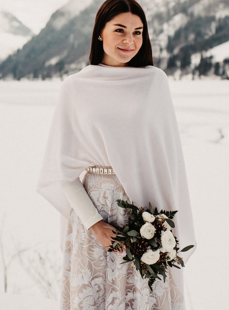 Winterhochzeit Brautkleid mit Strickoberteil