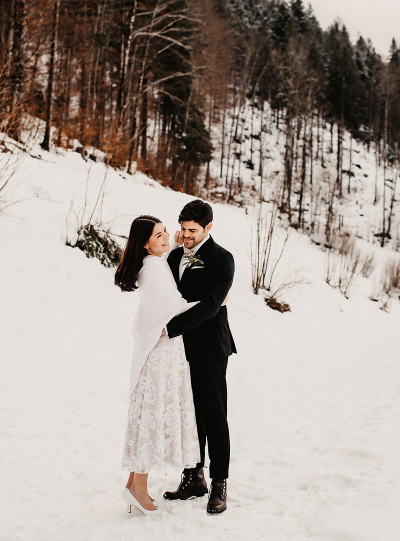 Winterhochzeit Brautkleid mit Strickoberteil und wadenlanger Rock