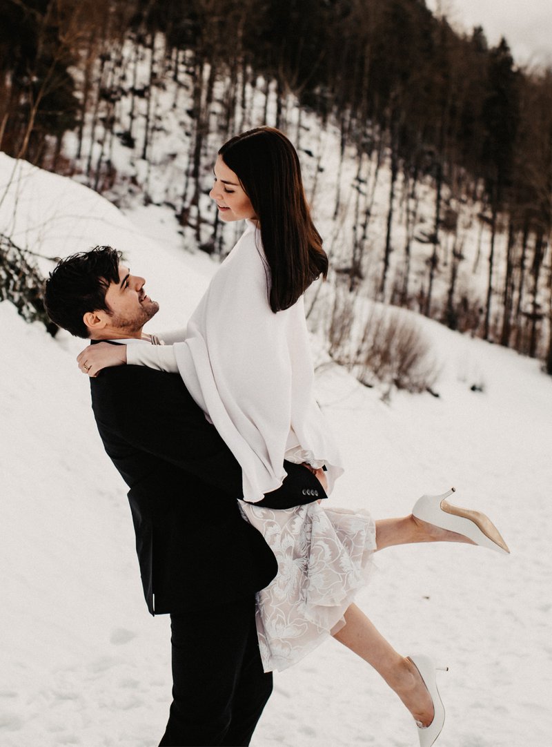 Winterhochzeit Brautkleid mit Strickoberteil und wadenlanger Rock
